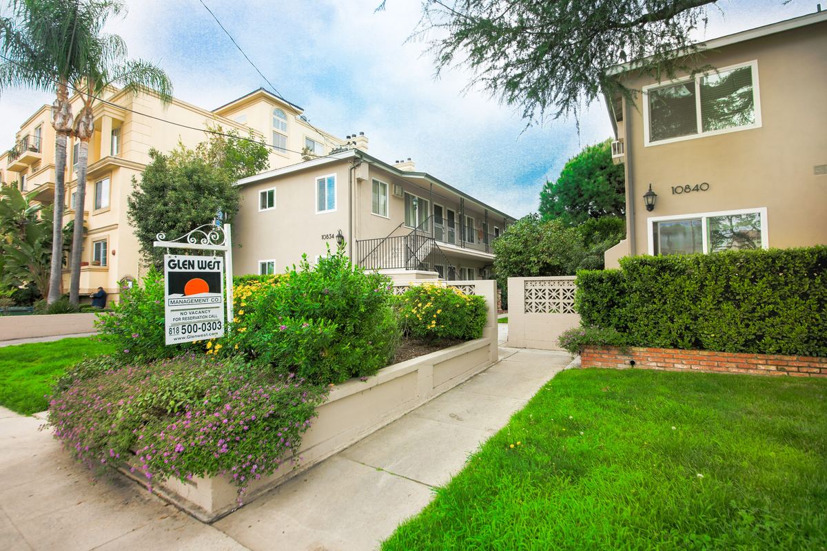 10834 Bloomfield St, Toluca Lake