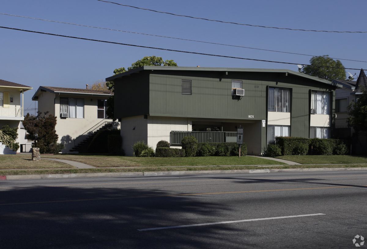 13415 Victory Boulevard, Van Nuys