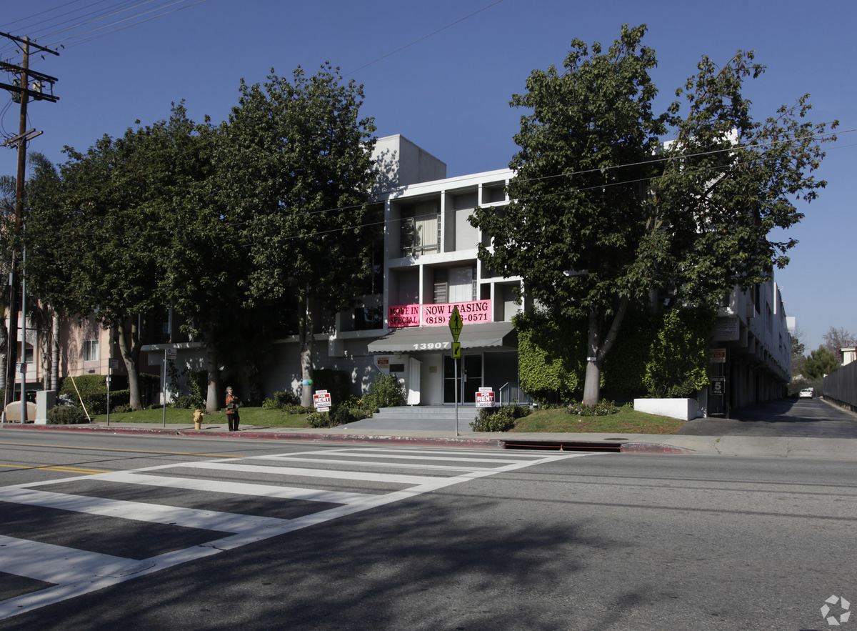 13907 Oxnard St, Van Nuys