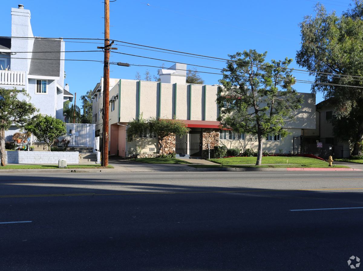 15135 Victory Blvd, Van Nuys