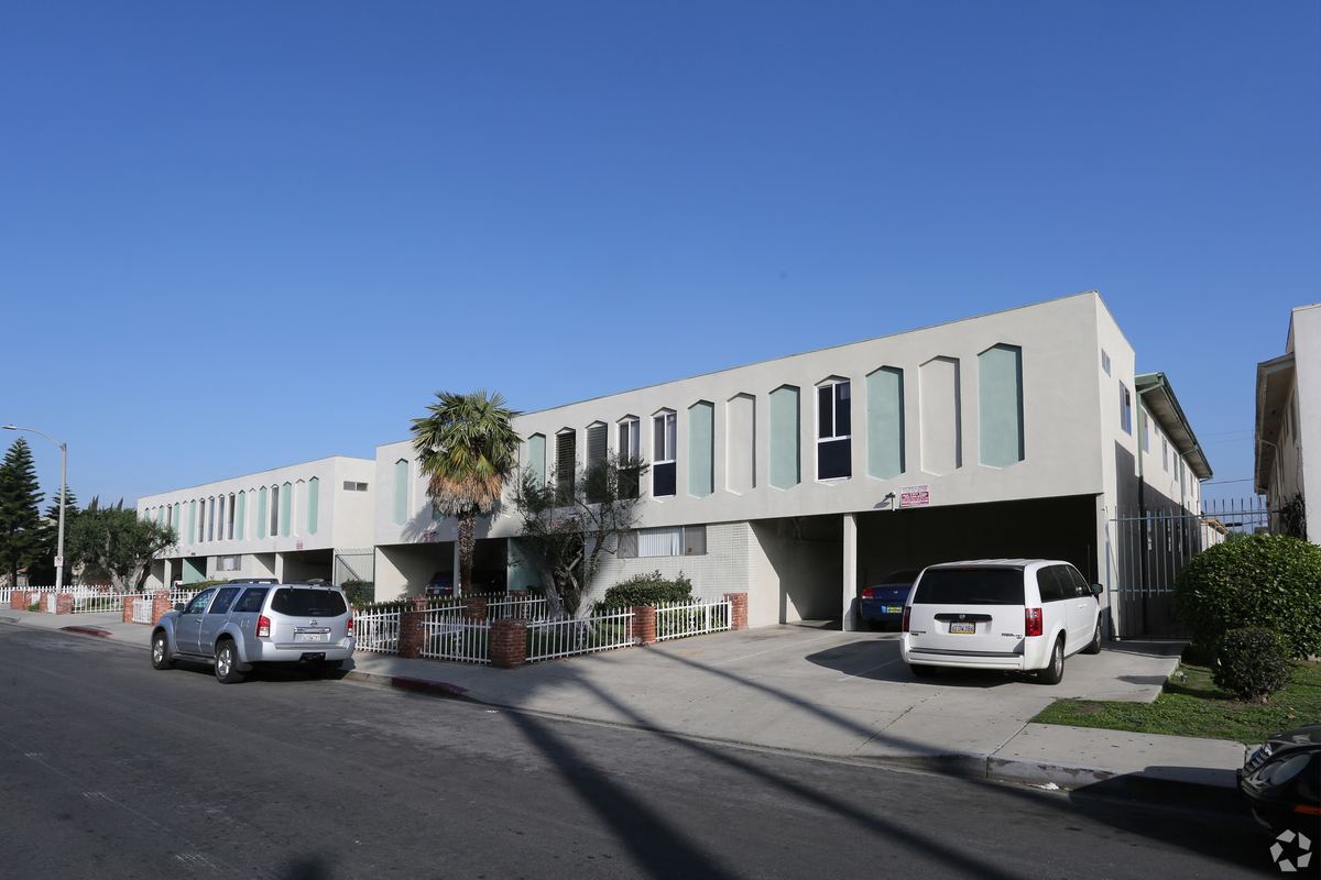 1946-1954 South Bedford St, Palms