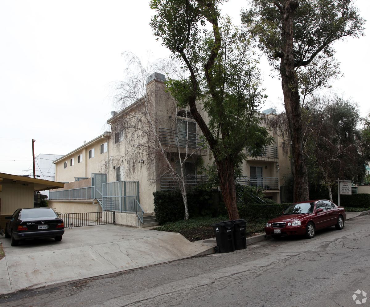 22423 Del Valle St, Woodland Hills
