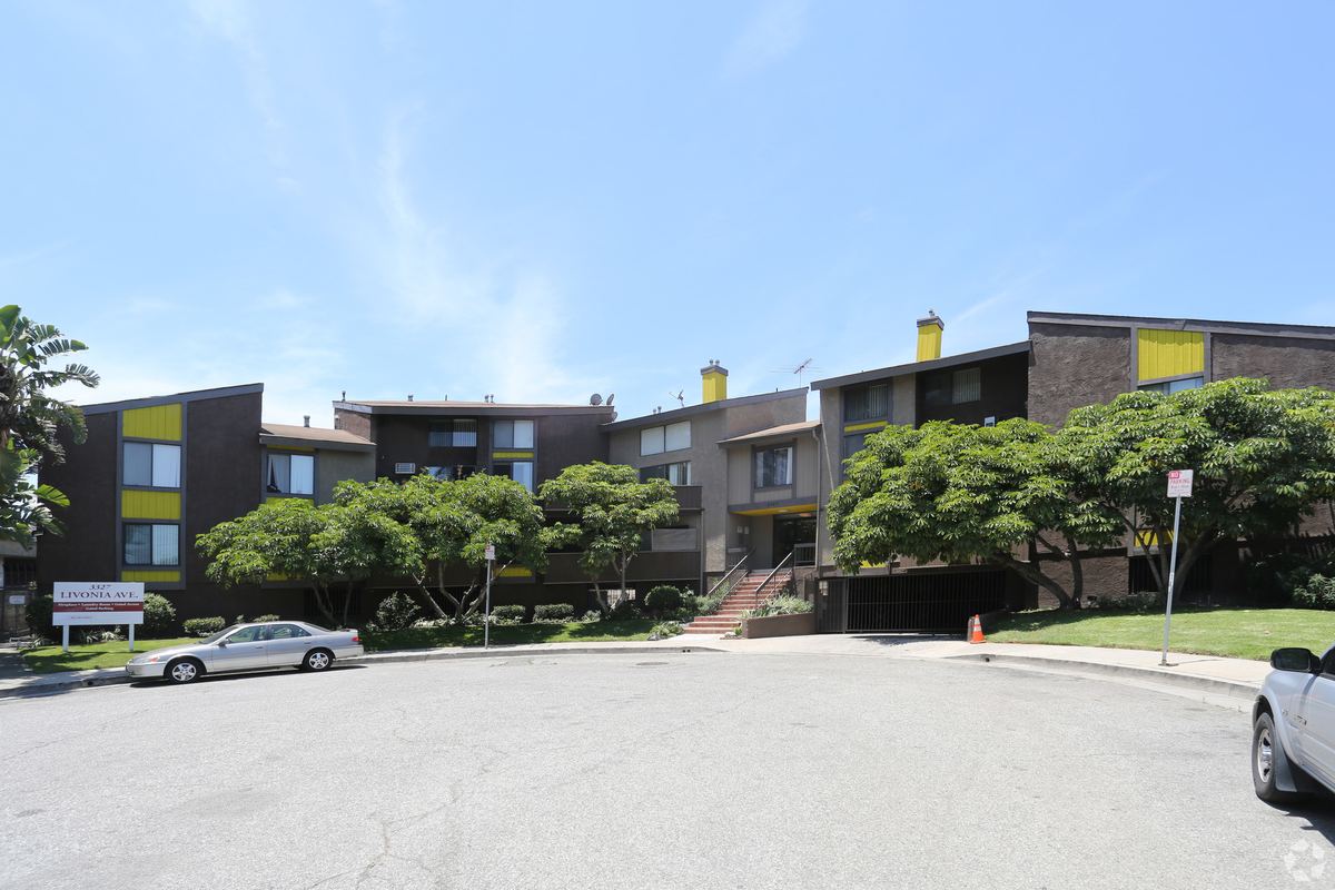 3327 Livonia Ave, Palms