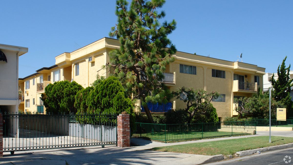 3649 Midvale Ave, Palms