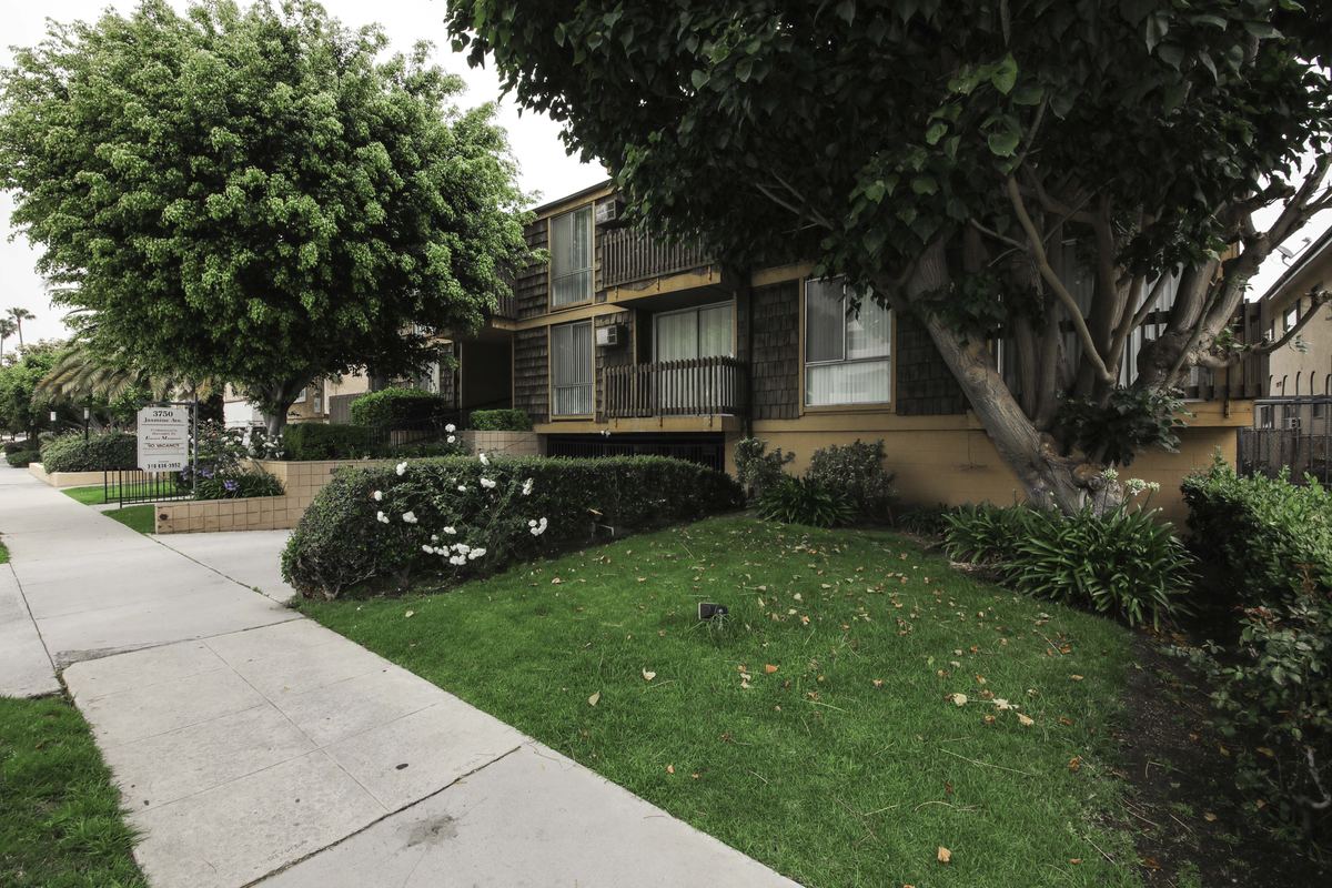 3750 Jasmine Ave, Palms