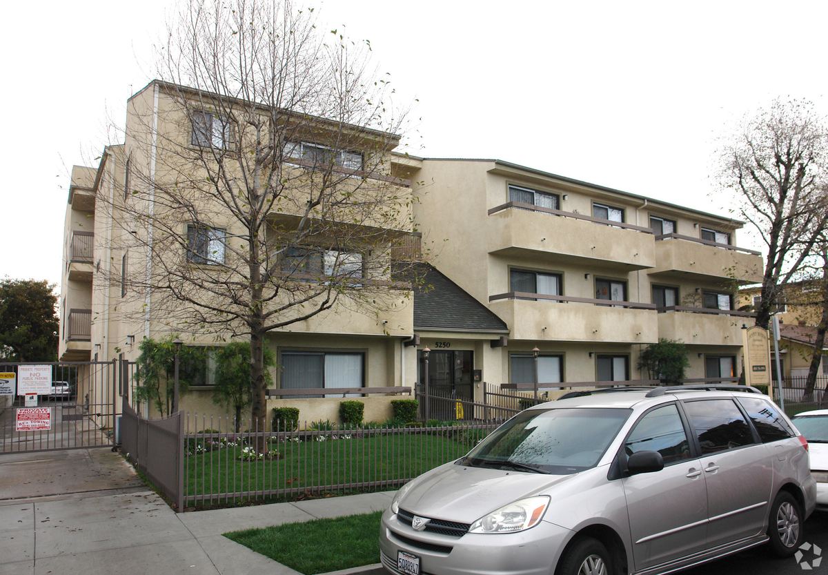 5250 Denny Ave, North Hollywood