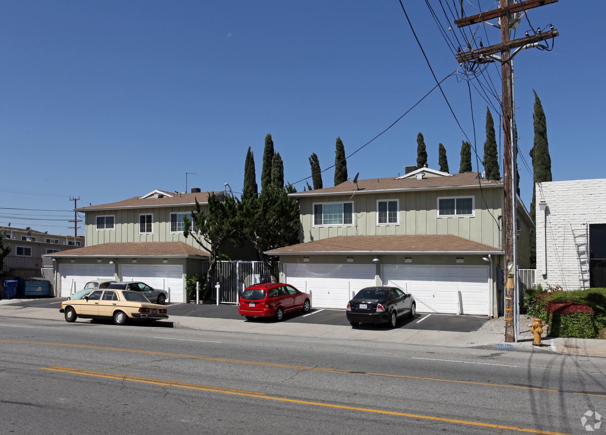 6823-6827 Hayvenhurst Ave, Van Nuys