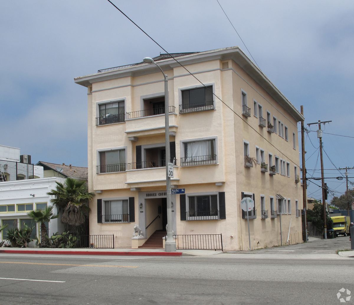 906 Pacific Ave, Venice